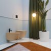 Wc e Bidet sospesi in ceramica Collezione Eva AXA ambientazione bagno – Tuttidea