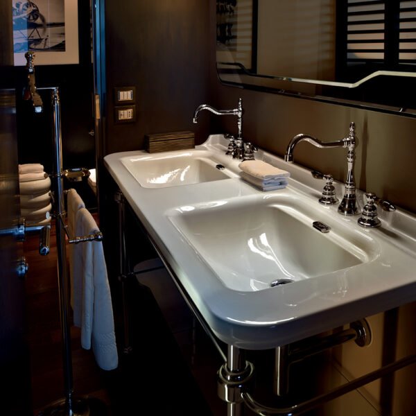 Lavabo in ceramica sospeso bianco 150x55 cm Waldorf Kerasan per arredo bagno – Tuttidea