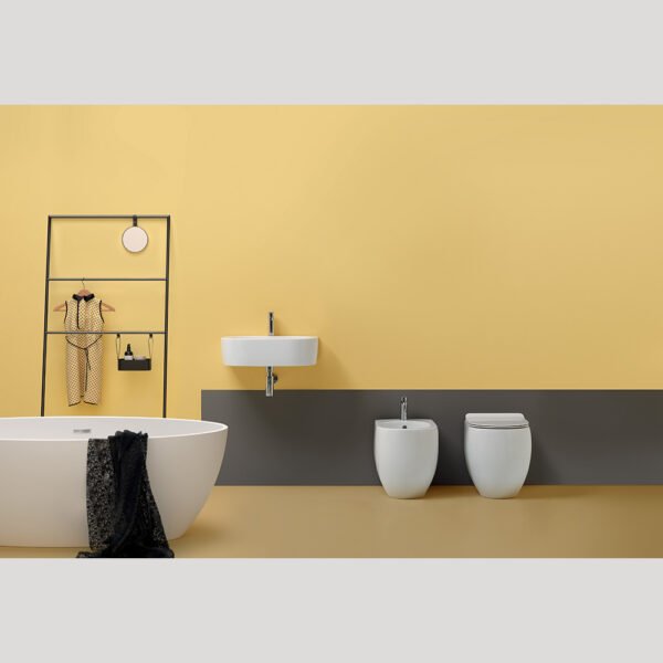 WC e bidet a terra in ceramica 52 cm Collezione Flo Kerasan in ambientazione per arredo bagno – Tuttidea
