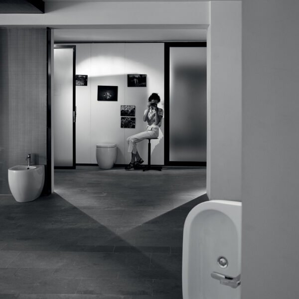 WC e bidet a terra in ceramica 56 cm Collezione Flo Kerasan in ambientazione per arredo bagno – Tuttidea