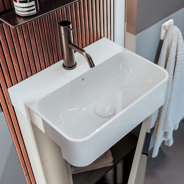 Dettaglio del lavabo in ceramica della collezione Mini Lavabi Acquaceramica Colavene per arredo bagno – Tuttidea