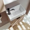 Vista ravvicinata del lavabo in ceramica con rubinetteria della collezione Mini Lavabi Acquaceramica Colavene per arredo bagno – Tuttidea
