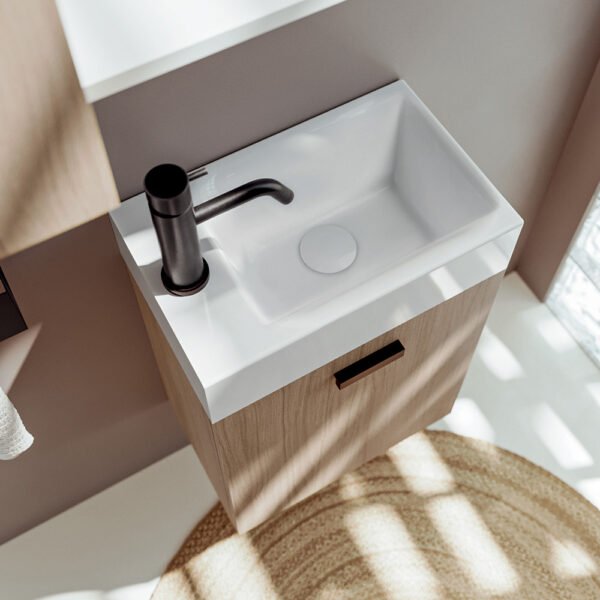Vista ravvicinata del lavabo in ceramica con rubinetteria della collezione Mini Lavabi Acquaceramica Colavene per arredo bagno – Tuttidea