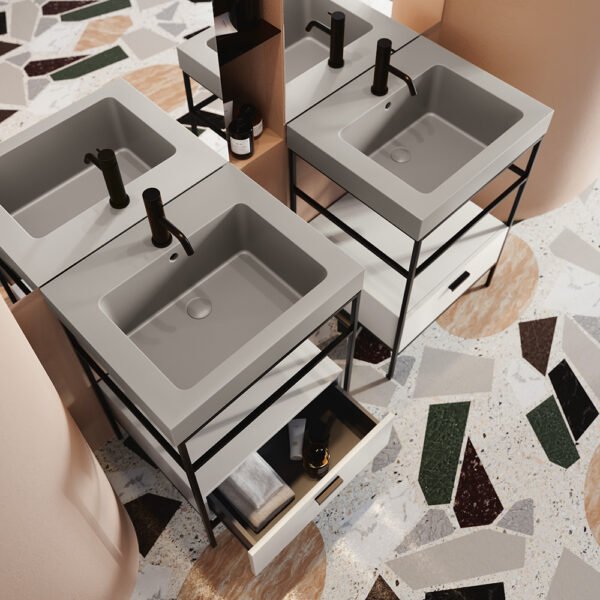 Mobile bagno completo a terra con lavabi in ceramica della Collezione Alaqua 1 Acquaceramica Colavene, vista alternativa, per arredo bagno e arredo lavanderia – Tuttidea
