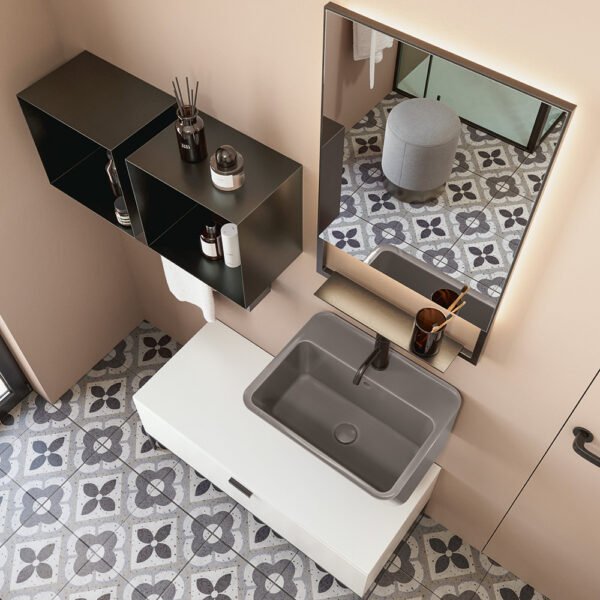 Mobile bagno completo a terra con lavabo in ceramica della Collezione Wynn 1 Acquaceramica Colavene, vista ambientata, per arredo bagno e arredo lavanderia – Tuttidea