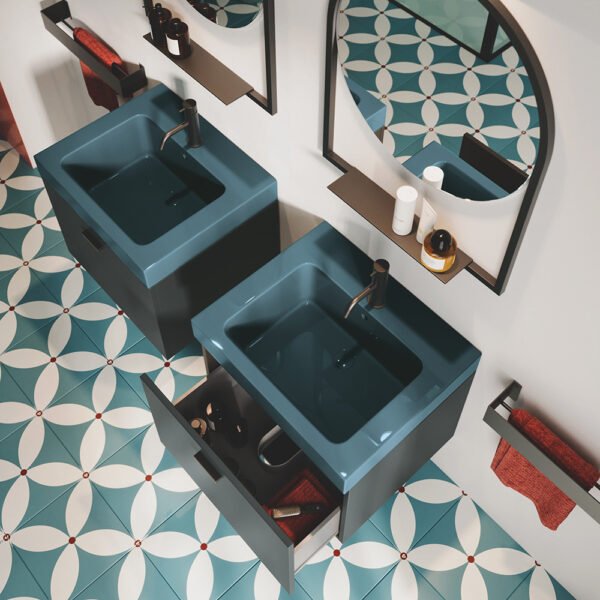 Mobile bagno completo sospeso con cassetto e lavabo in ceramica Collezione Alaqua 5 Acquaceramica Colavene, vista alternativa, per arredo bagno e arredo lavanderia – Tuttidea