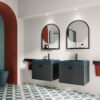 Mobile bagno completo sospeso con cassetto e lavabo in ceramica Collezione Alaqua 5 Acquaceramica Colavene, vista principale, per arredo bagno e arredo lavanderia – Tuttidea