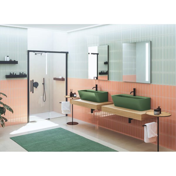 Mobile bagno sospeso con lavabi in ceramica della Collezione Wynn 2 Acquaceramica Colavene in ambientazione per arredo bagno e arredo lavanderia – Tuttidea
