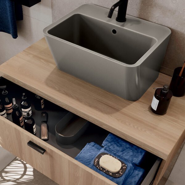 Mobile bagno sospeso con lavabo in ceramica della Collezione Wynn 4 Acquaceramica Colavene, vista alternativa, per arredo bagno e arredo lavanderia – Tuttidea