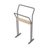 Portasciugamani da terra Gongolo in acciaio inox e legno di castagno della collezione Acquaceramica Colavene per arredo bagno – Tuttidea