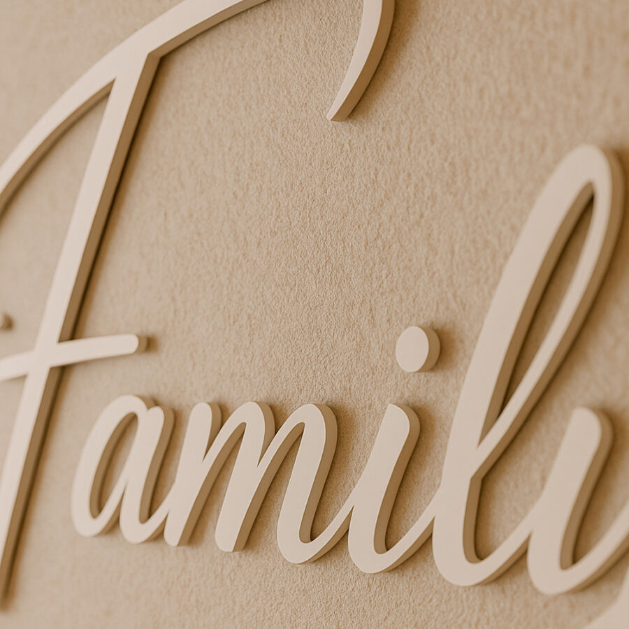 Scritta decorativa a parete FAMILY in Legno, Forex o Alluminio Dibond Telligraf