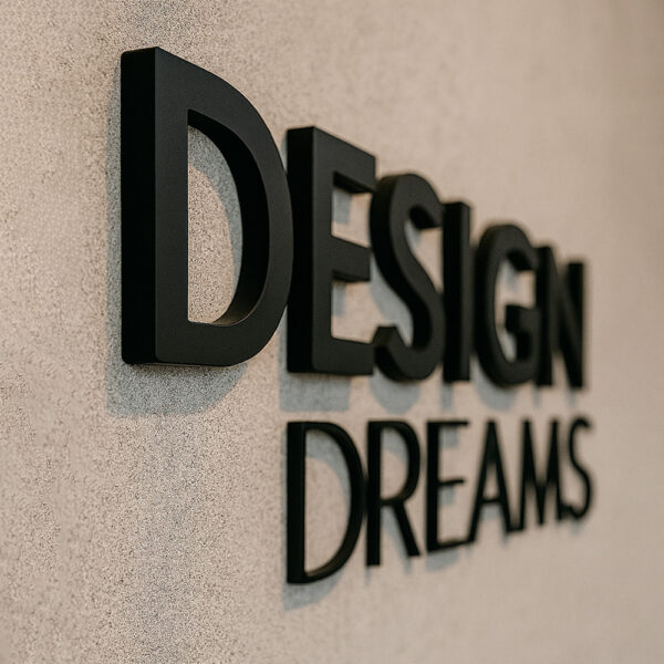 Scritta decorativa a parete DESIGN DREAM in Legno, Forex o Alluminio Dibond Telligraf