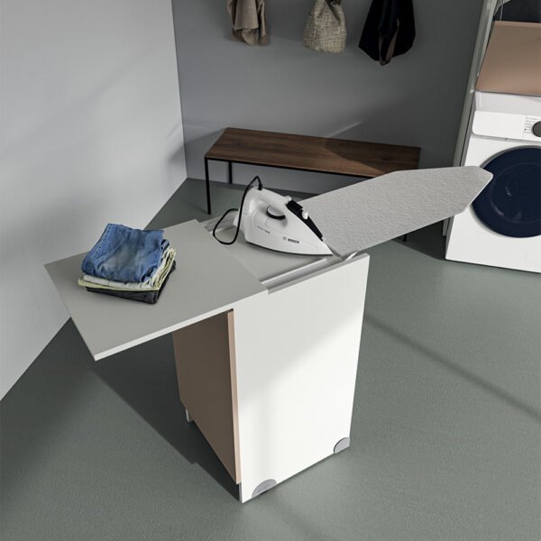 Base mobile movibile con asse da stiro 45x50xH90 cm Colavene in ambientazione arredo lavanderia – Tuttidea
