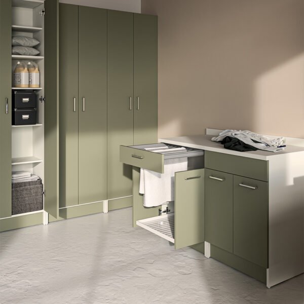 Base mobile con stendino estraibile 60x60xH86 cm Colavene in ambientazione arredo lavanderia – Tuttidea