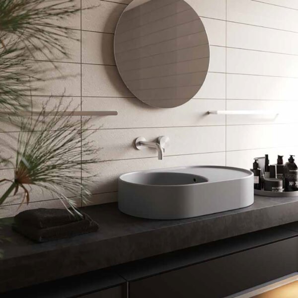Lavabo da appoggio reversibile in ceramica 65x39 cm Collezione T65 Galassia in ambientazione arredo bagno – Tuttidea