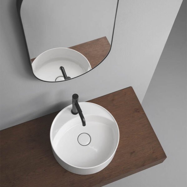 Lavabo da appoggio in ceramica con piano rubinetteria Collezione Mate AXA ceramica