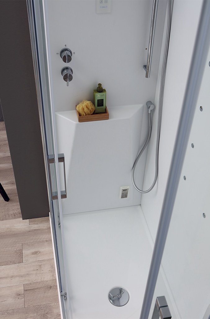 Box doccia angolare multifunzione con cromoterapia e bagno turco Multipla Colacril, dettaglio interno – Tuttidea